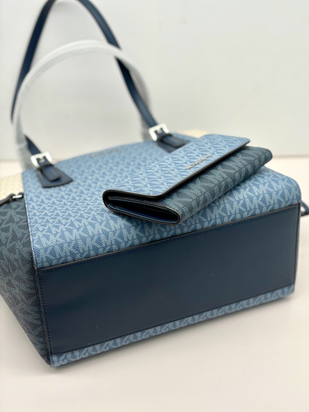 Michael Kors Voyager Color-Block Logo
Tote Shoulder Bag and Matching Wallet - Picture 11 of 16